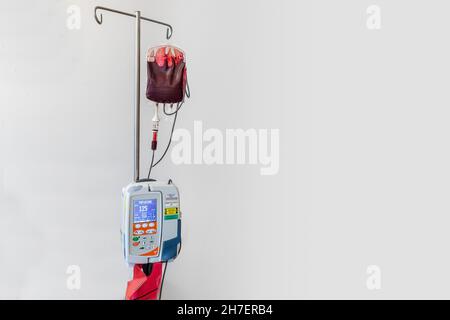 Bluttransfusion wird mit der volumetrischen Alaris Nexus GP-Pumpe mit Kopierraum durchgeführt Stockfoto