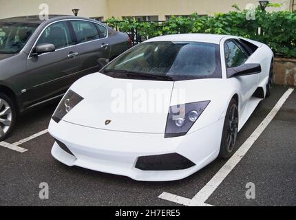 Kiew, Ukraine - 18. August 2010: Weißer Lamborghini Murcielago LP640-4 in der Stadt Stockfoto