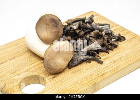 Schwarze Pfifferlinge und Steinpilze Stockfoto