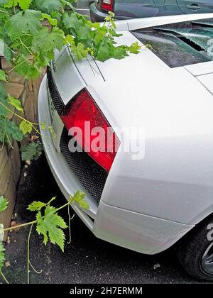 Kiew, Ukraine - 18. August 2010: Weißer Lamborghini Murcielago LP640-4 in der Stadt Stockfoto