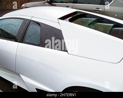 Kiew, Ukraine - 18. August 2010: Weißer Lamborghini Murcielago LP640-4 in der Stadt Stockfoto