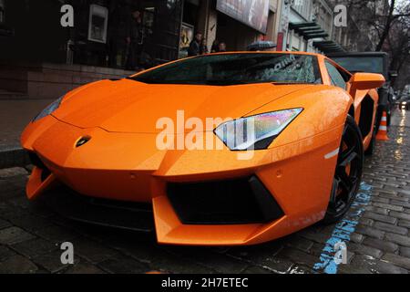 Kiew, Ukraine - 8. April 2012: Lamborghini Aventador auf der Straße. Orangefarbener Supersportwagen Stockfoto
