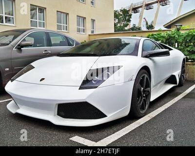 Kiew, Ukraine - 18. August 2010: Weißer Lamborghini Murcielago LP640-4 in der Stadt Stockfoto