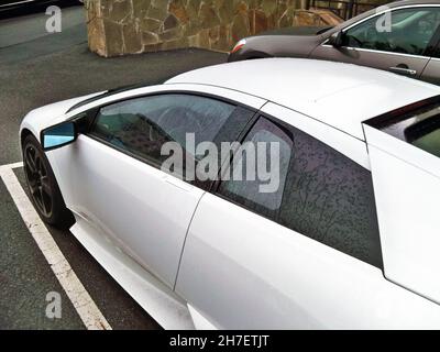 Kiew, Ukraine - 18. August 2010: Weißer Lamborghini Murcielago LP640-4 in der Stadt Stockfoto