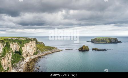 Hohe Kalksteinklippen und Sheep Island in der Nähe der Carrick a Rede-Seilbrücke, beliebte Touristenattraktion, Wild Atlantic Way, Nordirland Stockfoto