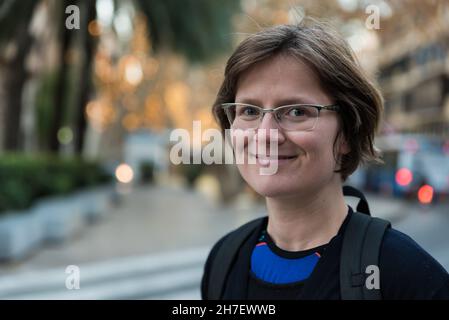 Porträt einer weiblichen Touristen in den Straßen der Altstadt von Palma de Mallorca Stockfoto