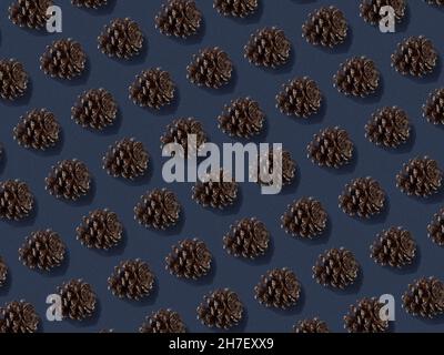Nahtloses Muster aus Tannenzapfen auf dunkelblauem Hintergrund Stockfoto