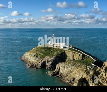 Ein Blick auf den South Stack Lighthouse auf der Insel Anglesey Stockfoto
