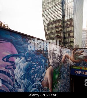 Mailand, Italien - November, 16: Blick auf den Bahnhof Repubblica und den Diamantenturm im Hintergrund am 16. November 2021 Stockfoto