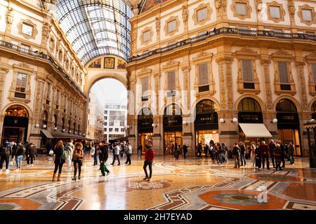 Mailand, Italien - November 04: Prada-Laden in der Galleria Vittorio Emanuele II am 04. November 2021 Stockfoto