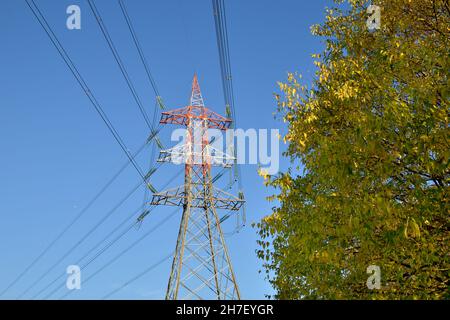 Rot-weiß lackierter Getriebeturm Stockfoto