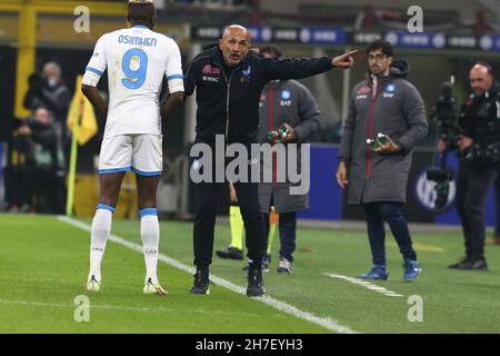 Victor Osimhen, der nigrische Stürmer von SSC Napoli, spricht mit Luciano Spalletti, dem italienischen Trainer von SSC Napoli, während des Fußballspiels der Serie A zwischen SSC Napoli und Inter im Giuseppe-Meazza-Stadion Mailand, Norditalien, am 21. November 2021. Stockfoto