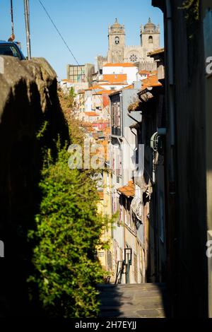 Enge Gasse im alten Porto, Portugal Stockfoto