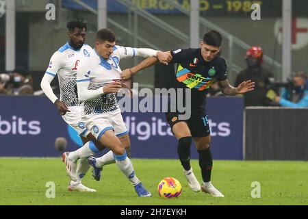 Der italienische Verteidiger von SSC Napoli Giovanni Di Lorenzo (L) fordert den Ball mit InterÕs dem argentinischen Stürmer Joaquin Correa während des Fußballspiels der Serie A zwischen SSC Napoli und Inter im Giuseppe-Meazza-Stadion Mailand, Norditalien, am 21. November 2021. Stockfoto