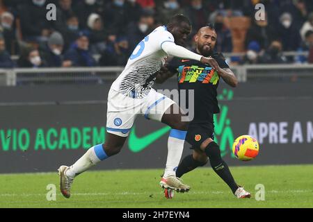 SSC Napoli's senegalesischer Verteidiger Kalidou Koulibaly fordert den Ball mit InterÕs chilenischem Mittelfeldspieler Arturo Vidal während des Fußballspiels der Serie A zwischen SSC Napoli und Inter im Giuseppe-Meazza-Stadion Mailand, Norditalien, am 21. November 2021. Stockfoto