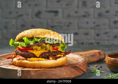 Saftiger Burger klassischer amerikanischer Hamburger auf Holzbrett Stockfoto