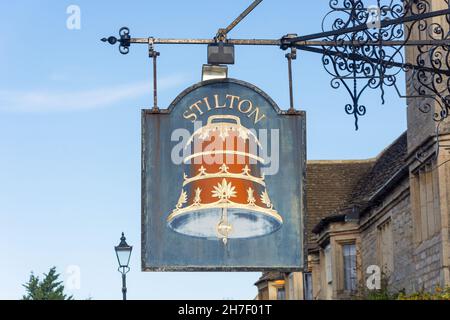 Pub-Schild, 15th Century The Bell Inn, High Street, Stilton, Cambridgeshire, England, Vereinigtes Königreich Stockfoto