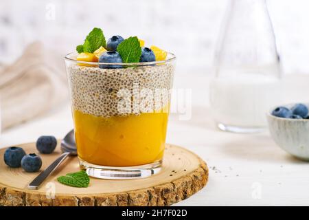 Gesundes Frühstück Chia Samen Pudding mit Mangopüree Stockfoto