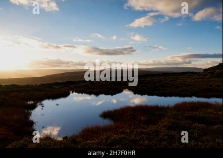 Die Dunkelheit fällt auf Stanage Edge im Peak National Park, von Stanage Edge aus gesehen. Stockfoto