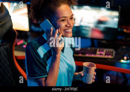 Nette weibliche Gamer mit Spiel im Computer-Club zufrieden Stockfoto