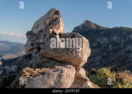 Wunderschöne Aussicht auf die Felsen, die unter dem blauen Himmel schimmern Stockfoto