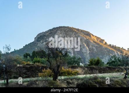 Schöne Aussicht auf die grünen Berge, die unter dem blauen Himmel schimmern Stockfoto