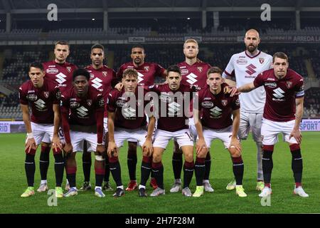 Turin, Italien, 22nd. November 2021. Der FC Turin, der elf startet, stellt sich vor dem Start für ein Teamfoto vor, in der hinteren Reihe ( L bis R ); Alessandro Buongiorno, Djidji Koffi, Gleison Bremer, Tommaso Pobega und Vanja Milinkovic-Savic, in der ersten Reihe ( L bis R ); Sasa Lukic, Ola Aina, Mergim Vojvoda, Josip Brekalo, Dennis Praet und Andrea Belotti, während der Serie A Spiel im Stadio Grande Torino, Turin. Bildnachweis sollte lauten: Jonathan Moscrop / Sportimage Kredit: Sportimage/Alamy Live News Stockfoto