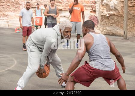 VERÖFFENTLICHUNGSDATUM: 29. Juni 2018 TITEL: Onkel Drew STUDIO: Lionsgate REGIE: Charles Stone III PLOT: Eine Anti-Aging-Komödie über den Traum eines Mannes, das Rucker Classic-Straßenkugelturnier in Harlem zu gewinnen. HAUPTROLLE: Kyrie Irving, Lil Rel Howery, Shaquille O'Neal. (Kreditbild: © Lionsgate/Entertainment Picturs) Stockfoto