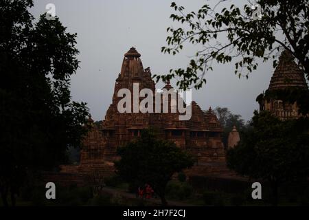 Nahaufnahme eines schönen Kandariya Mahadev Tempels in Khajuraho, Indien Stockfoto