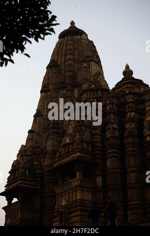 Vertikale Aufnahme eines schönen Kandariya Mahadev-Tempels in Khajuraho, Indien Stockfoto