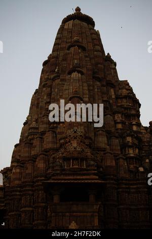 Vertikale Aufnahme eines schönen Kandariya Mahadev-Tempels in Khajuraho, Indien Stockfoto