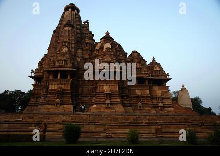 Nahaufnahme eines schönen Kandariya Mahadev Tempels in Khajuraho, Indien Stockfoto