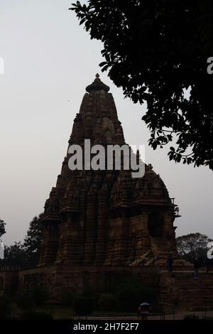 Vertikale Aufnahme eines schönen Kandariya Mahadev-Tempels in Khajuraho, Indien Stockfoto