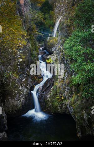 Wasserfall in Manteigas Stadt, Serra da Estrela oder Berg der Sterne in Portugal genannt Poco do Inferno oder Hell Pit Stockfoto