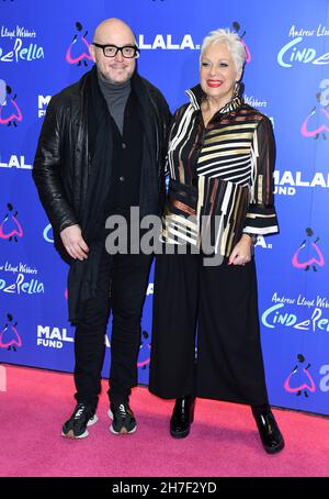 22nd. November 2021, London, Großbritannien. Lincoln Townley und Denise Welch bei der Gala-Vorstellung des Cinderella Malala Fund, Gillian Lynne Theatre, London. Quelle: Doug Peters/EMPICS/Alamy Live News Stockfoto