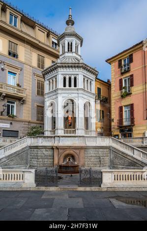 Berühmter Brunnen, der 1879 auf der Thermalquelle La Bollente in der Altstadt von Acqui Terme, Piemont, Italien, erbaut wurde Stockfoto