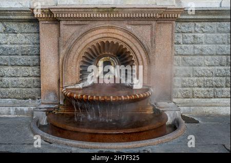 Berühmter Brunnen, der 1879 auf der Thermalquelle La Bollente in der Altstadt von Acqui Terme, Piemont, Italien, erbaut wurde Stockfoto