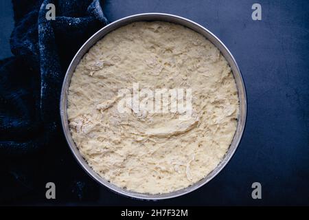 Ungekochte Brotteig in einer Rührschüssel: Aufsteigender französischer Brotteig in einer Rührschüssel aus Edelstahl Stockfoto