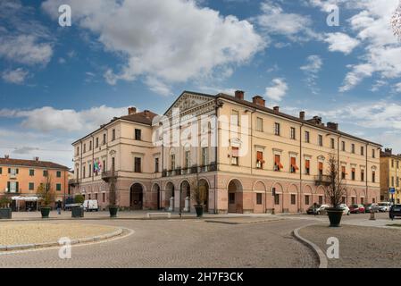 Racconigi, Cuneo, Piemont, Italien - 16. November 2021: Rathaus auf der piazza Carlo Alberto der Hauptplatz vor dem königlichen Schloss Stockfoto