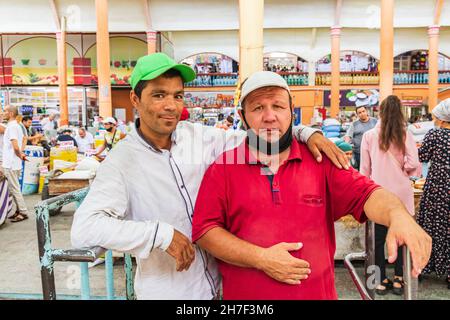 Khujand, Provinz Sughd, Tadschikistan. 20. August 2021. Arbeiter am Panjshanbe Basar in Khujand. Stockfoto