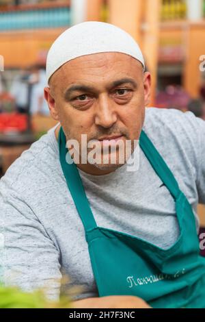 Khujand, Provinz Sughd, Tadschikistan. 20. August 2021. Verkäufer am Panjshanbe Basar in Khujand. Stockfoto