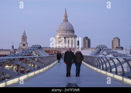 London, Großbritannien, 22nd. November 2021. Anfang der Woche kamen kühlere Temperaturen in die Hauptstadt, und die Menschen, die die Millennium Bridge überquerten, waren in schwere Wintermäntel und Wollmützen gekleidet. Das Met Office hat von Mitte der Woche an Frosttemperaturen prognostiziert. Kredit: Elfte Stunde Fotografie/Alamy Live Nachrichten Stockfoto