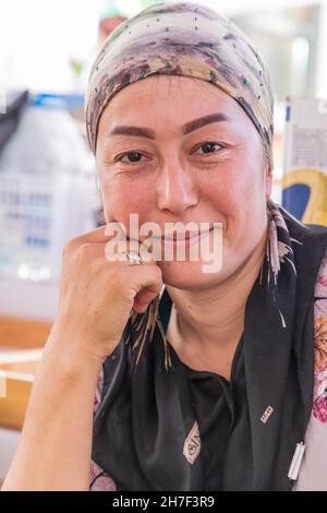 Khujand, Provinz Sughd, Tadschikistan. 20. August 2021. Frau am Panjshanbe Basar in Khujand. Stockfoto