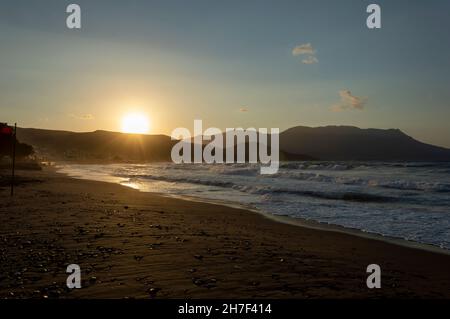 Sonnenuntergang am Kissamos Strand, Chania, Kreta Stockfoto