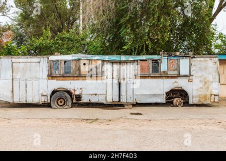 Khujand, Provinz Sughd, Tadschikistan. 20. August 2021. Ein alter Bus, der in ein Haus umgewandelt wurde. Stockfoto