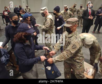 New York City, Usa. 22nd. November 2021. Die New Yorker Gouverneurin Kathy Hochul unterstützt Soldaten mit der New Yorker Nationalgarde und Luftfahrtschirme, die dem Empire Shield der Joint Task Force zugewiesen sind, und verteilt Thanksgiving-Truthähne für bedürftige Familien im Jacob Javits Convention Center, 22. November 2021 in New York City. Quelle: Darren McGee/New York National Guard/Alamy Live News Stockfoto