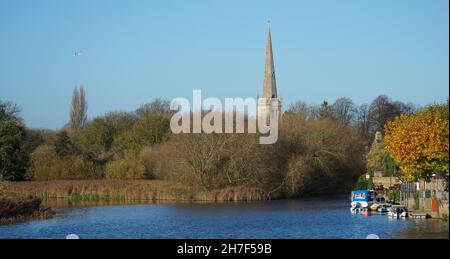 River Ouse und Kirche in St. Ives Cambridgeshire Stockfoto