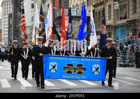 New York, N.Y/USA – 11. November 2021: Mitglieder der Massachusetts Maritime Academy marschieren am 11. November 2021 in der Veterans Day Parade auf der Fifth Avenue in New York. (Quelle: Gordon Donovan/Alamy Live News) Stockfoto