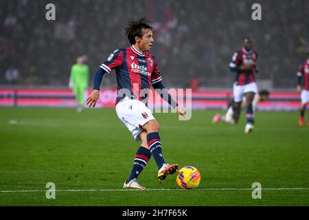 Bologna, Italien. 21st. November 2021. Bologna's Emanuel Vignato Portrait in Aktion während Bologna FC vs Venezia FC, italienische Fußballserie A Spiel in Bologna, Italien, November 21 2021 Quelle: Independent Photo Agency/Alamy Live News Stockfoto