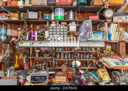 Nahaufnahme eines Ladens in einer Garage Stockfoto